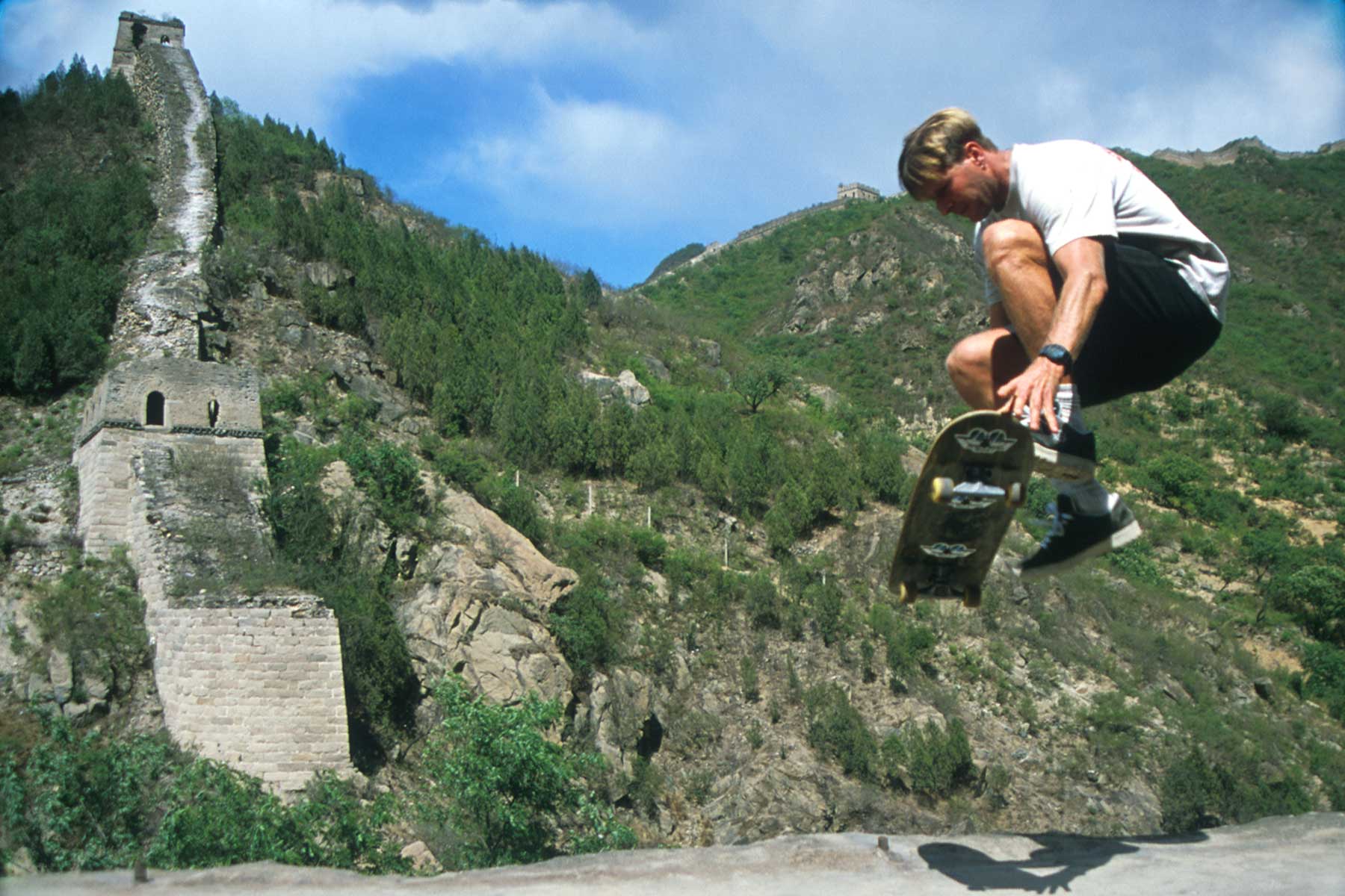 Surf Doctor Steven Andrew Martin skateboarding on the Great Wall of China | Peking University study abroad